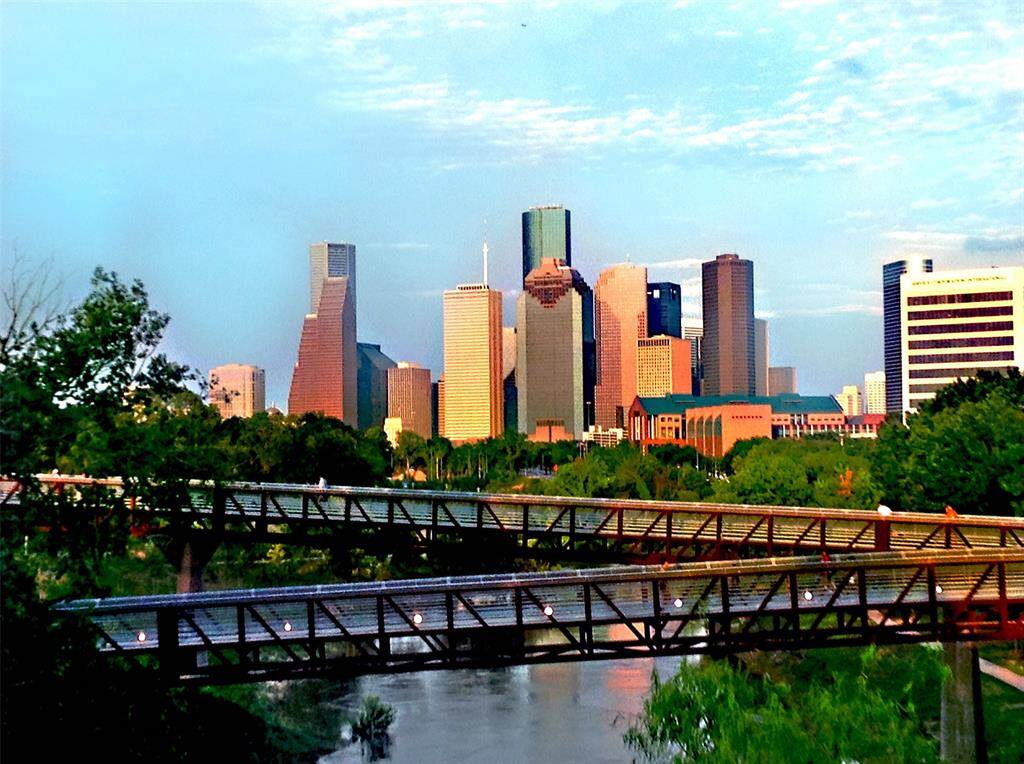 Just minutes to Downtown