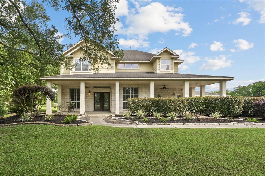 Country living closeby conveniences on 2.8 acres of land