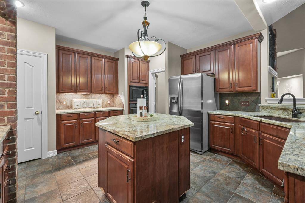 Lots of cabinet space and a walk in pantry!  Stainless steel refrigerator stays