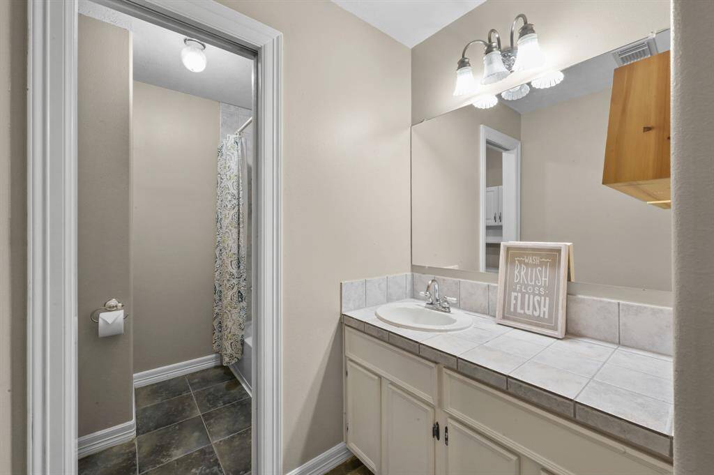 Private ensuite bathroom with a tub/shower combo bathroom