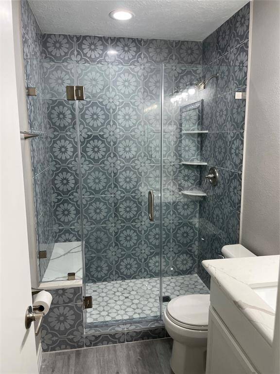 Primary bath.  Bench seat more visible here.