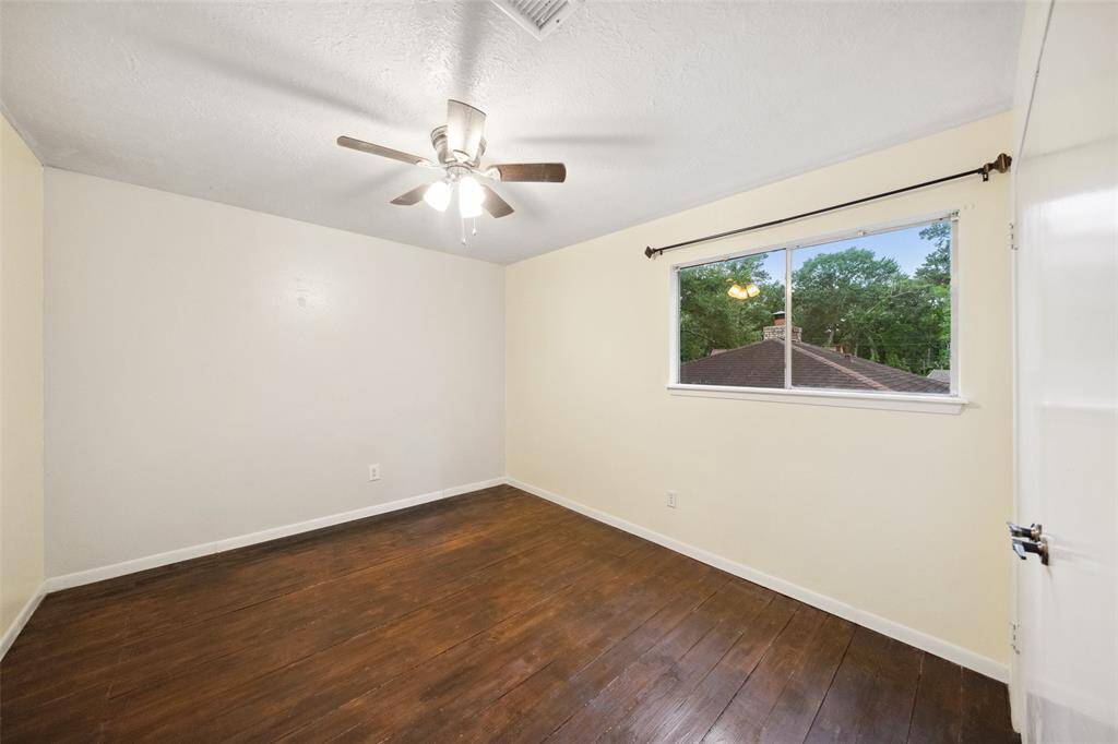 Secondary bedroom.