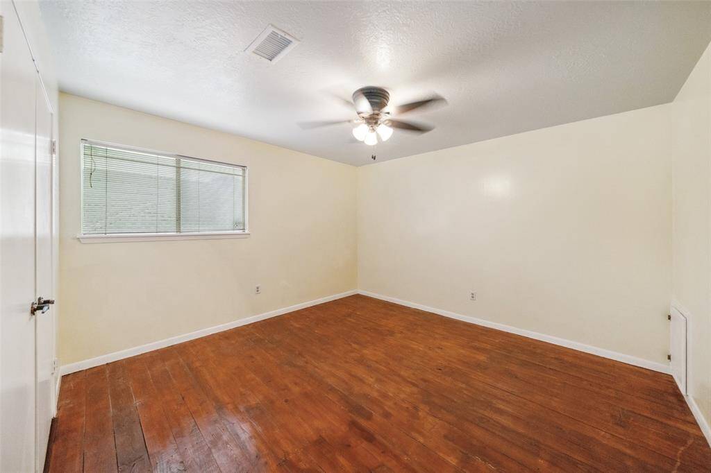 Secondary bedroom.