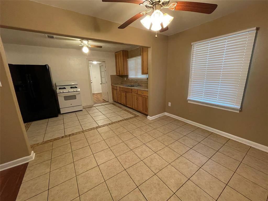 Dining to kitchen