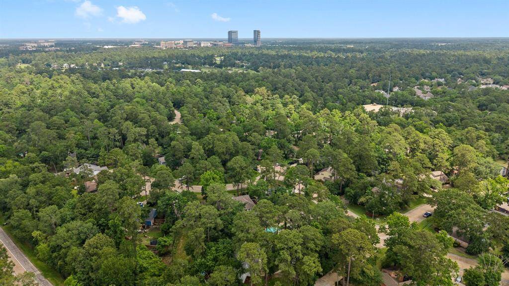 Close proximity to The Woodlands Waterway, Market Street, Pavilion, Town Center - plenty of restaurants and shopping nearby.