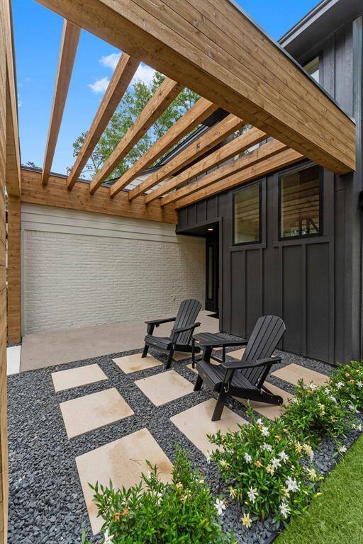 View from different angle shows the added architectural features come together perfectly to shape a casual seating place.