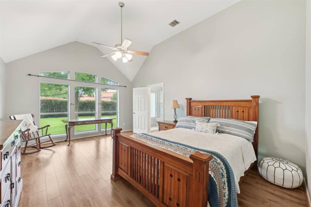 Huge primary bedroom with en suite bath, and tons of natural light.