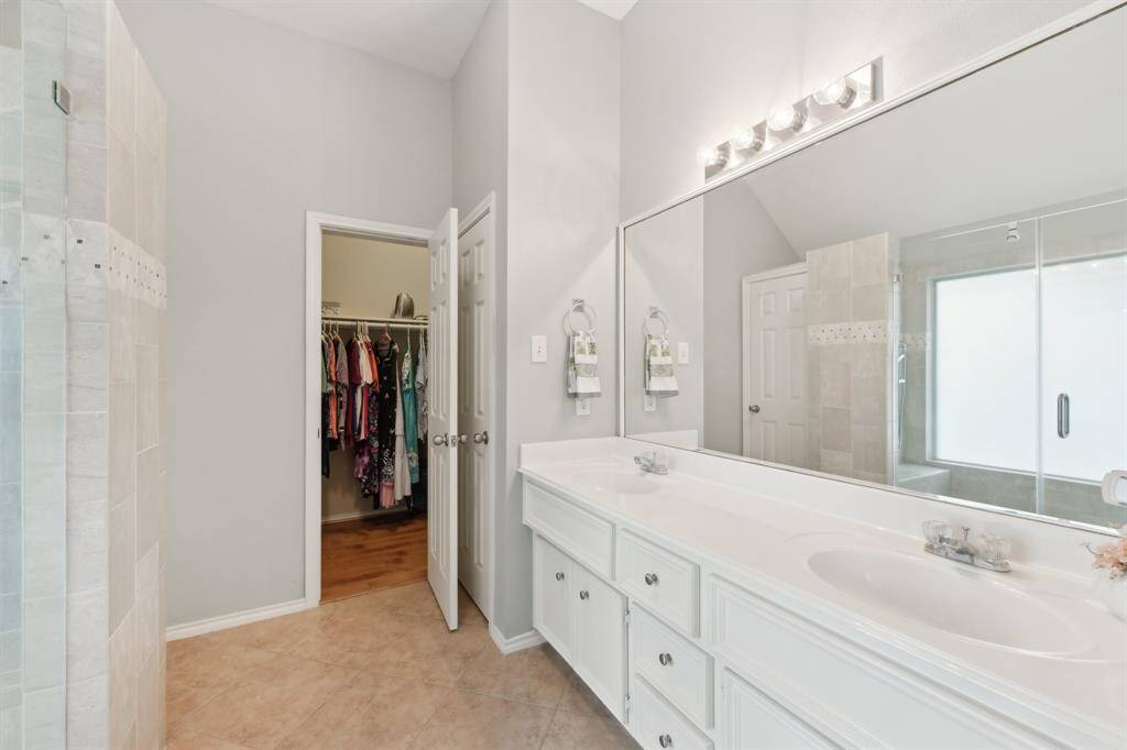 En suite bath has double sinks and walk in closet.