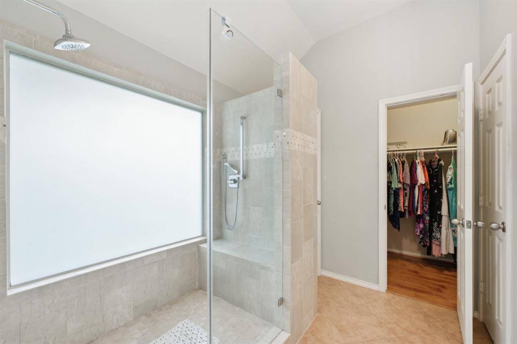 Huge modern walk in shower w/shower with dual shower heads!