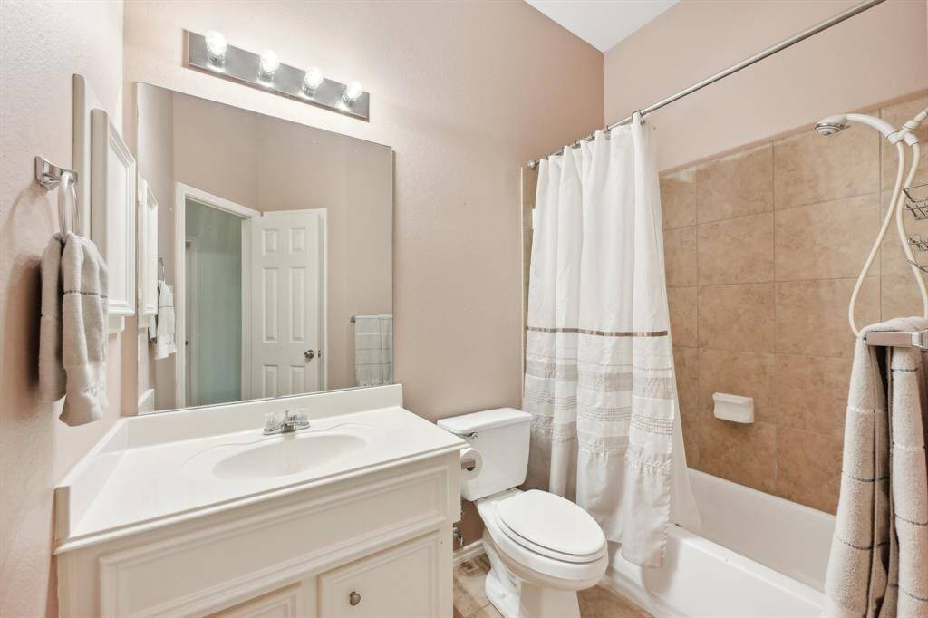 Hallway bathroom for bedrooms 2 and 3.