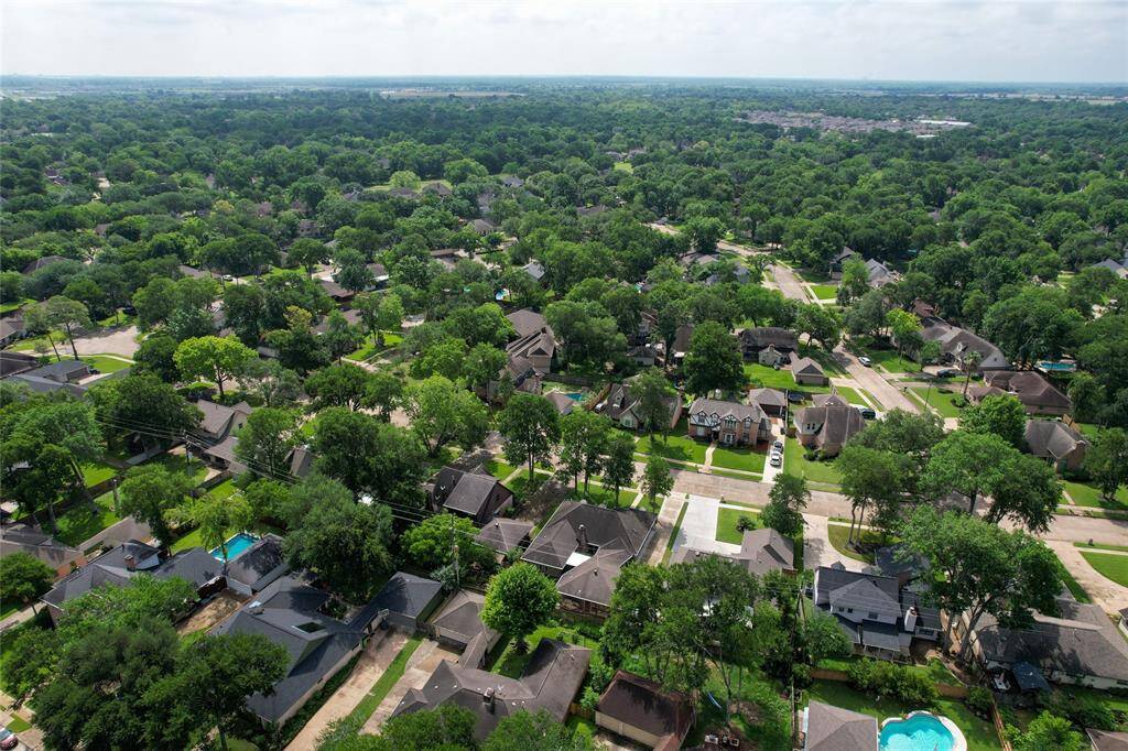 SURROUND YOURSELF WITH NATURE WHILE LIVING CLOSE TO EVERYTHING!