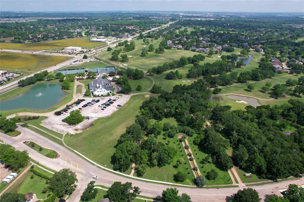 The club has amenities for kids, including a junior Olympic-sized pool, tennis leagues, and golf activities.