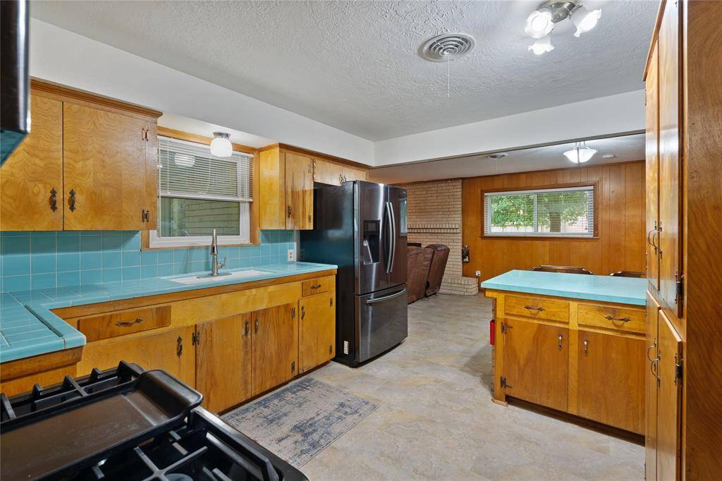 Kitchen with Breakfast Area and Bar