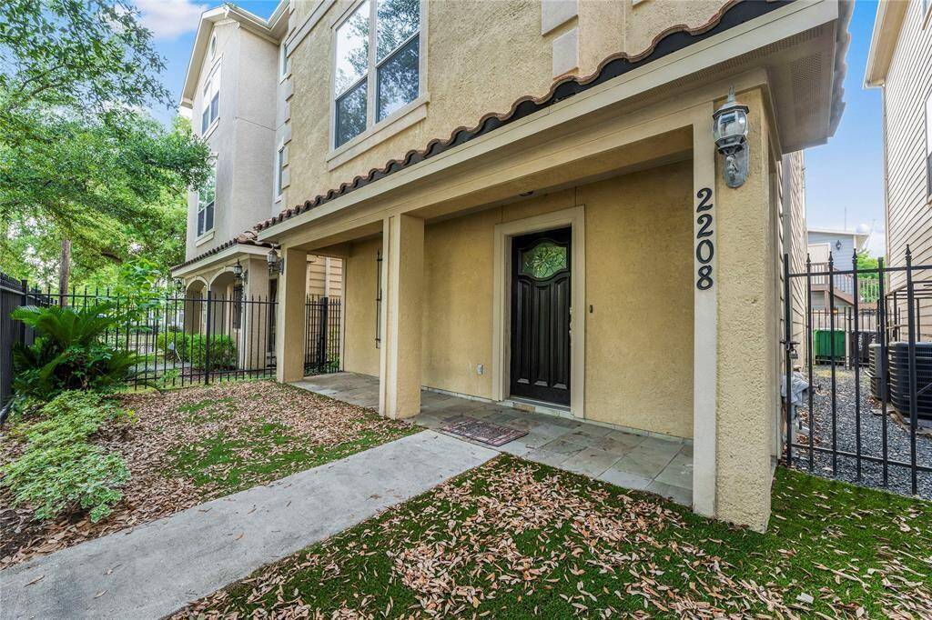 Spacious Front Yard!