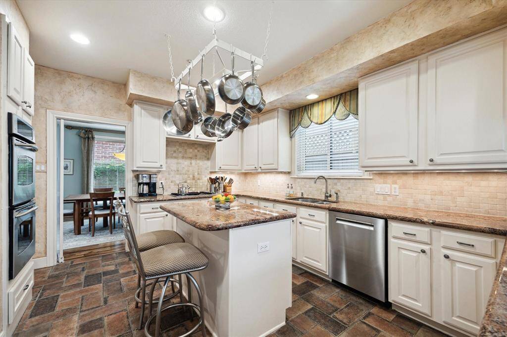 Kitchen with gas cooktop, stainless appliances, double ovens & walk-in panty.Soft close cabinets & drawers!