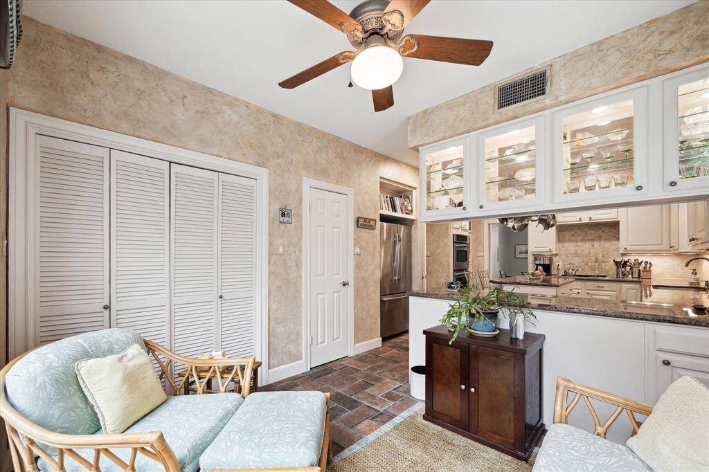 Breakfast room.