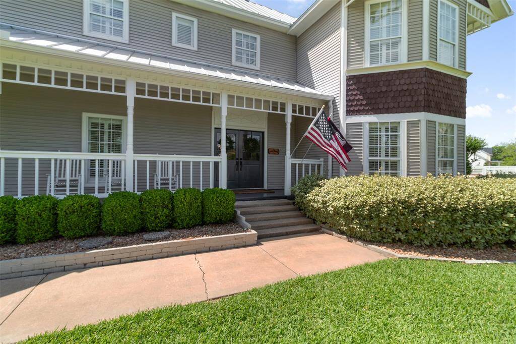 Welcome to 2215 Pecan Lake Dr