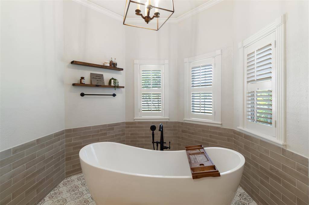 This tub has been thoughtfully tucked away so you can relax in a peaceful setting.