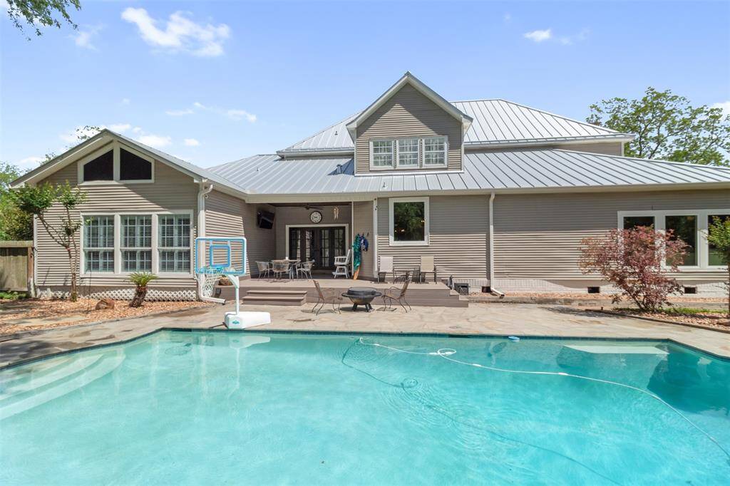 This large pool is ready for your summer parties with friends and family.