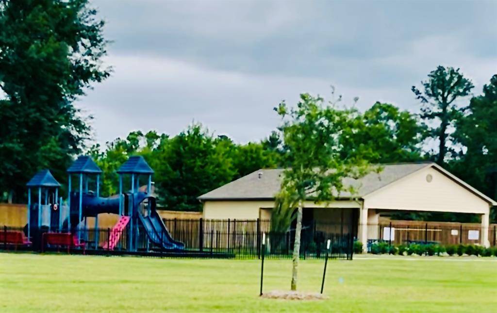 Covered pavilion with large fields for sports activities and training! Let your health be your wealth in this community!