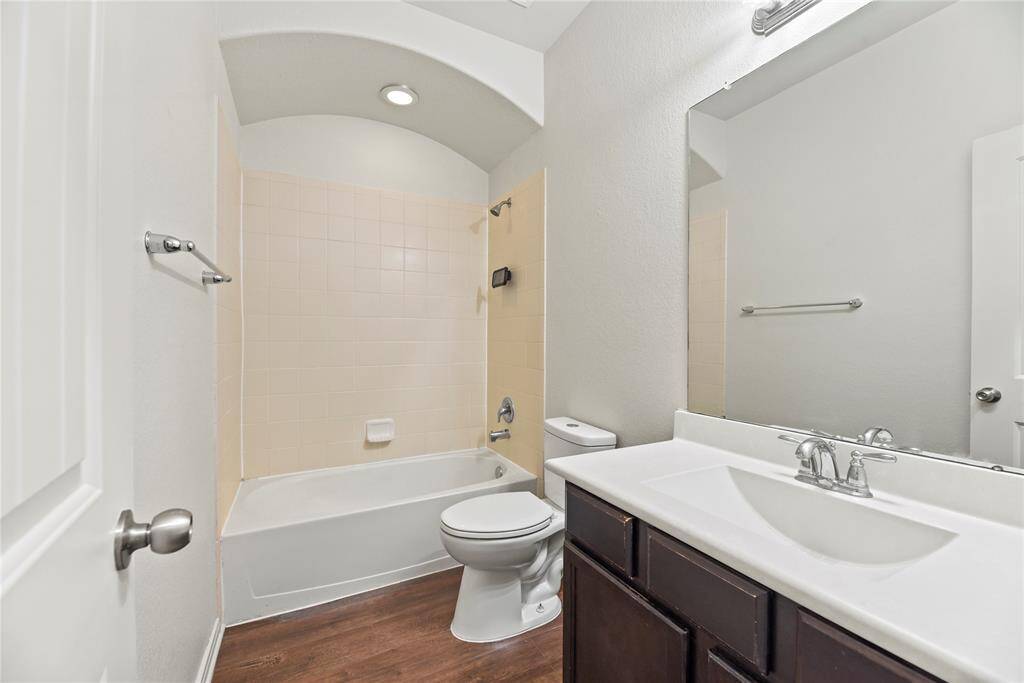 Secondary full bath