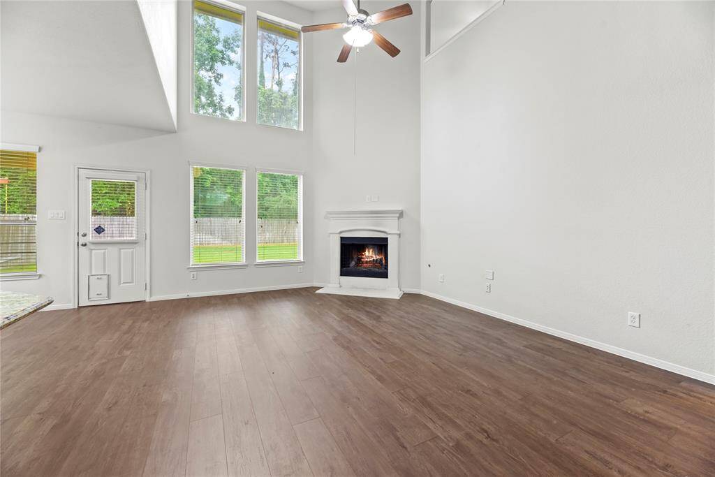 Living room w/ wood-gas fireplace