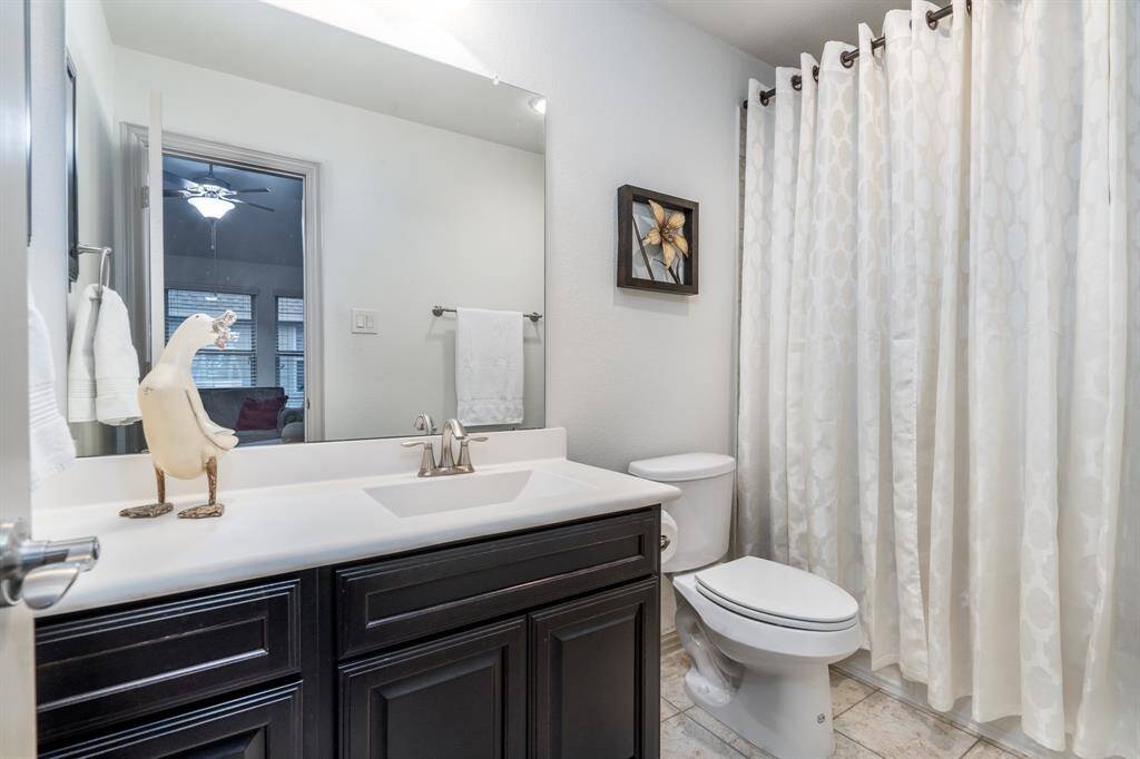 Full bath attached to the game room