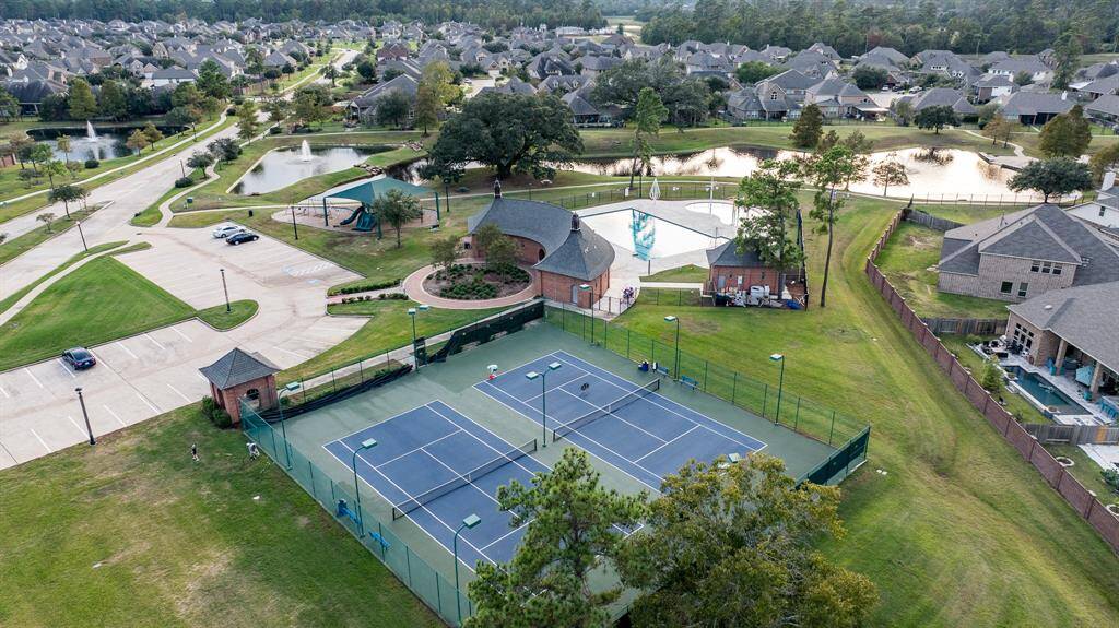 Tennis courts, pool and playground 5 houses down. 2 minute walk on trail behind house.