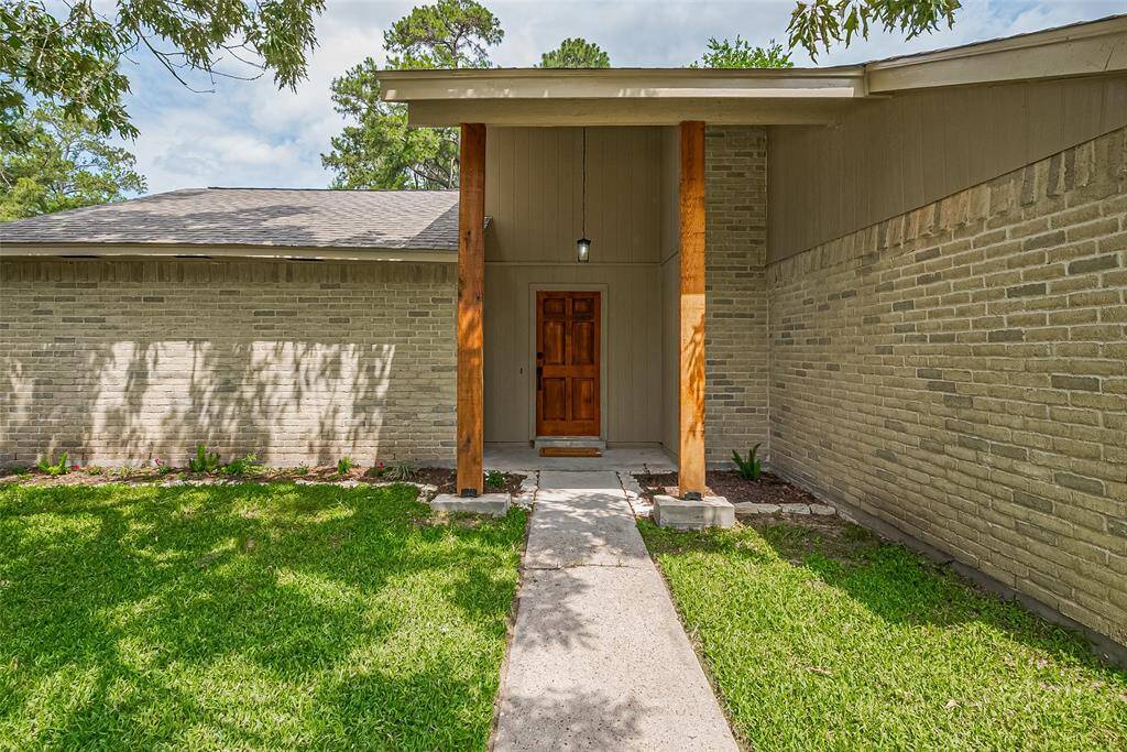 Welcomne!!!Updated front with new landscaping , creating great curb appeal.