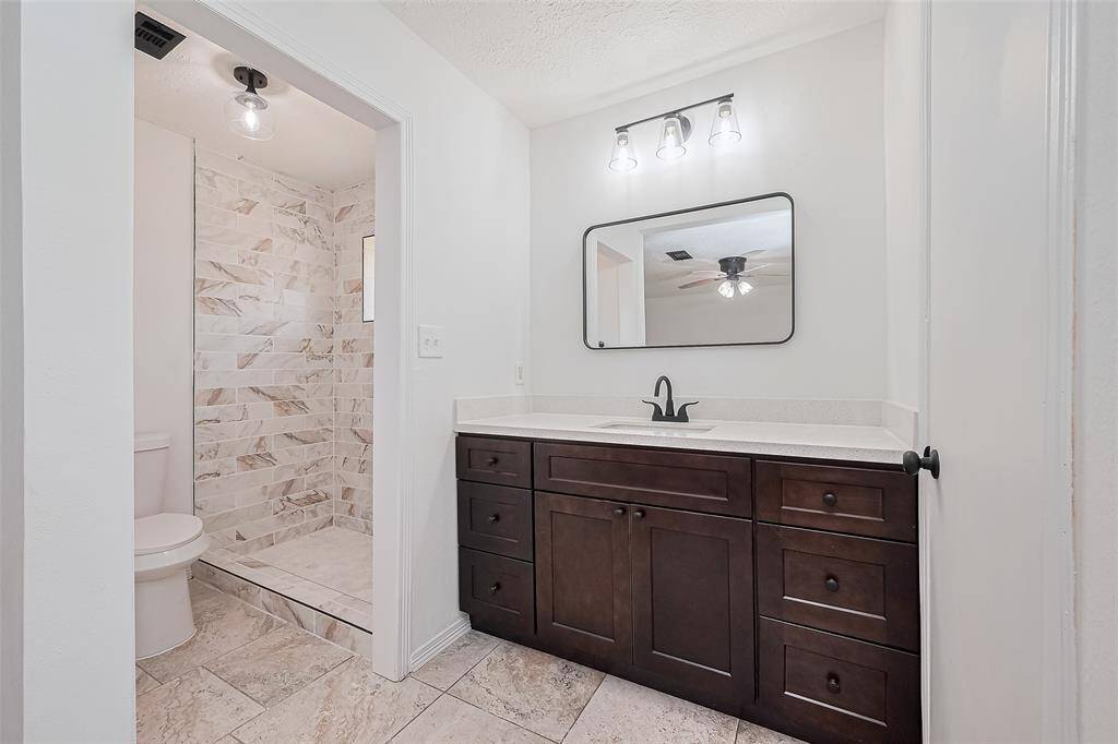 Primary bath , perfect for relaxing or getting ready to go out for the day .
