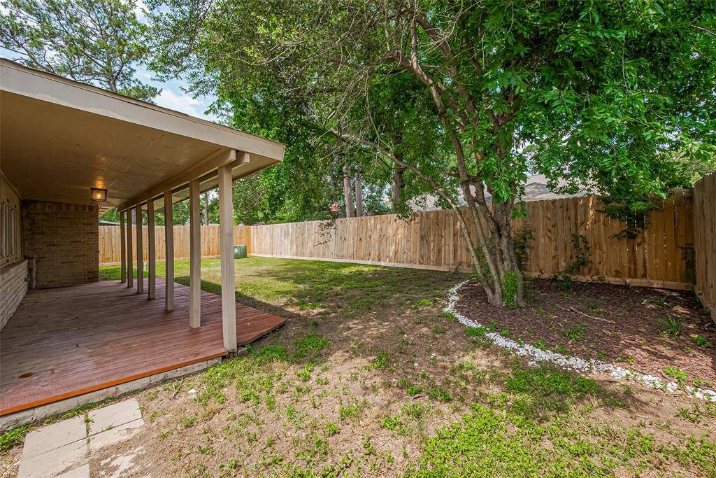 Perfect deck for sitting and relaxing in the shade of the tree.