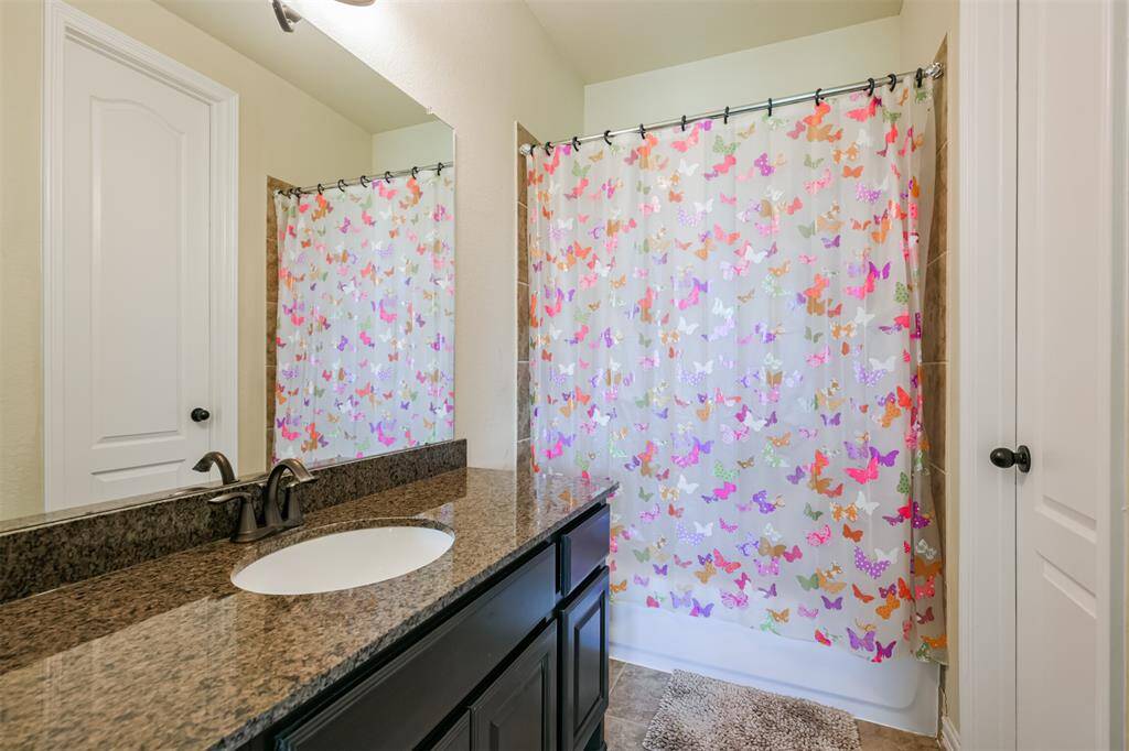 Ensuite bath features granite counters, tub/shower combination and a large walk-in closet.