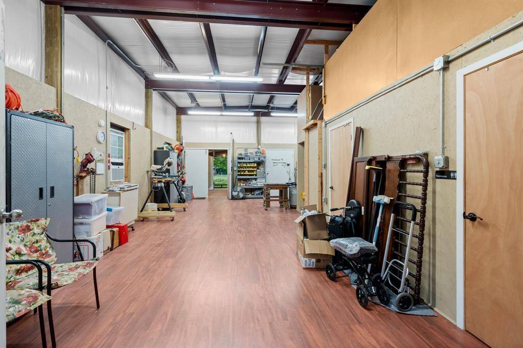 24'x36' with a half bath, ample storage, and workbenches.