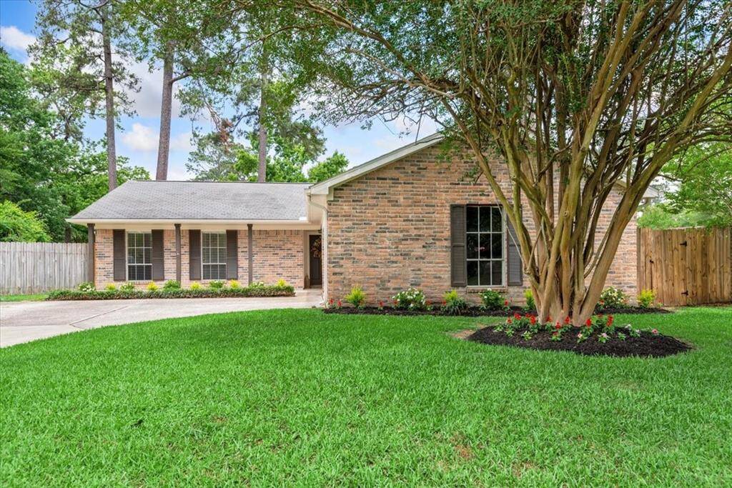 Don’t wait to call this traditional beauty, HOME! Sit on the front porch and take in the peace and quiet!