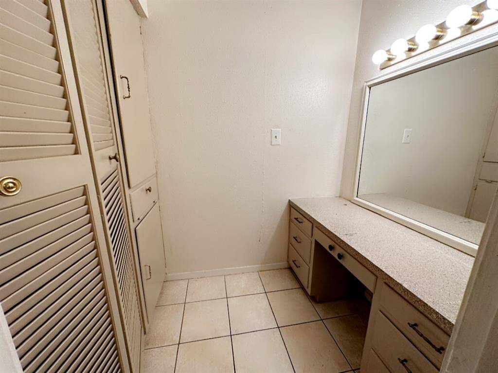 Guest vanity area
