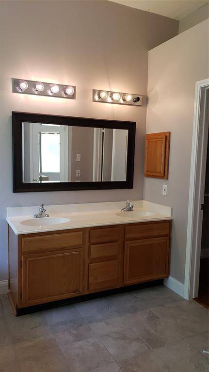 Dual sinks in master bathroom