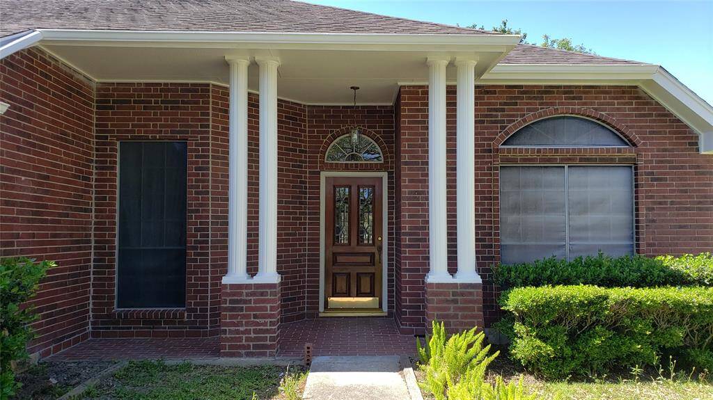 The beautiful, tall columns leading to the front mahogany wood door give an amazing curb appeal!