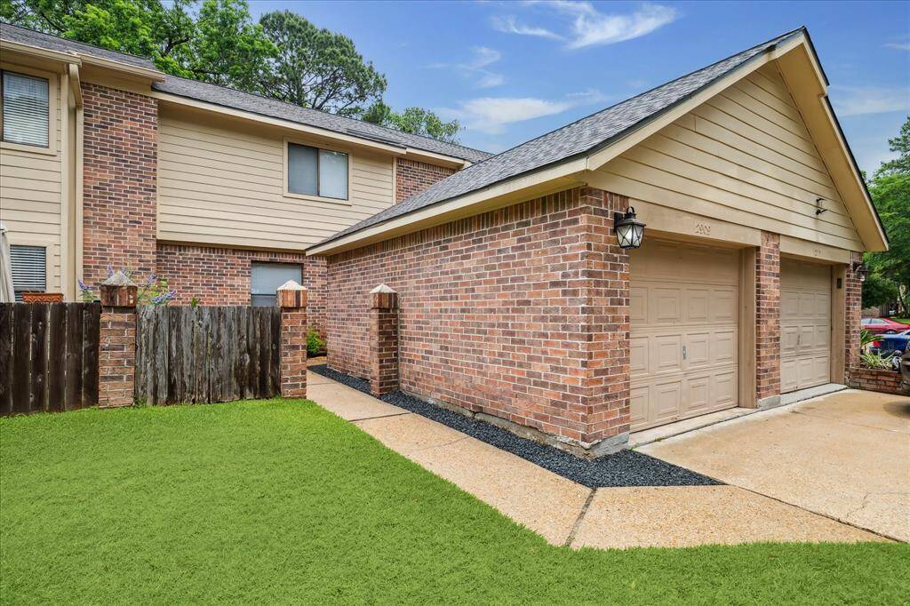 Front view of this charming home.