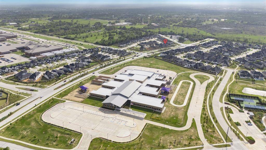 Walking distance to Randle Elementary.