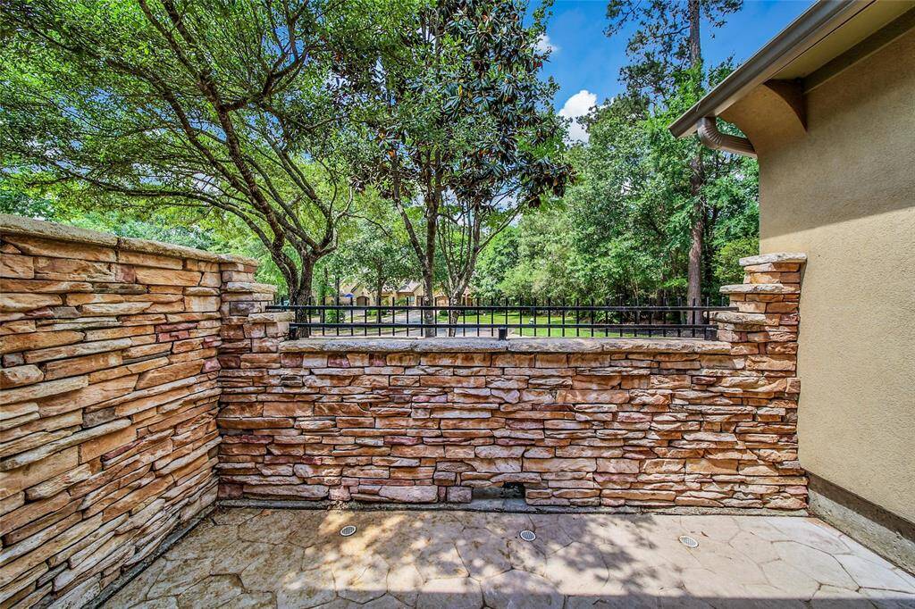 Look at that view! Being the end unit you have a great view of the greenbelt to the right and landscaped cul de sac out front.