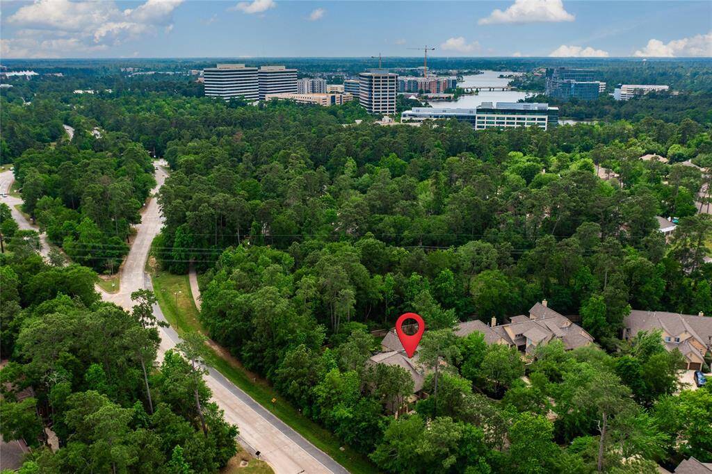 Hughes Landing is just minutes away and offers a variety of dining and shopping locations including Whole Foods, Starbucks, Escalante's, Del Frisco's Grille, and so much more!