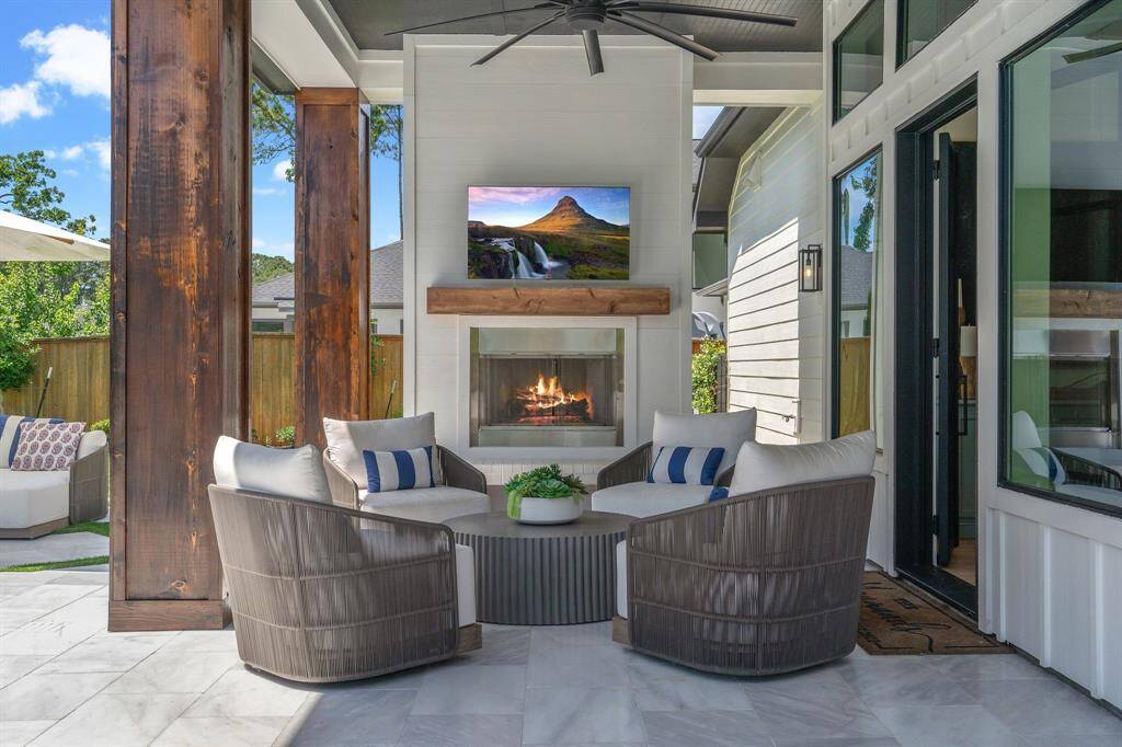 Enjoy sitting by the fireplace at night having wine or cocktails or enjoy your morning coffee while listening to the birds. It is heaven on earth in this backyard!