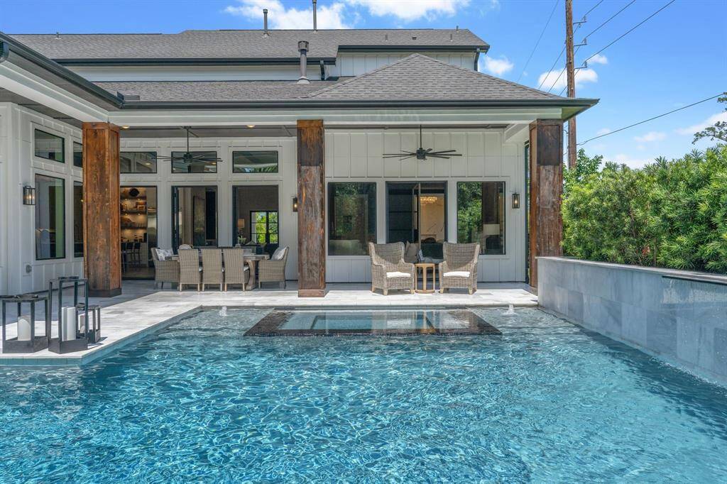 The recessed spa blends seamlessly with the home’s clean, modern aesthetic.