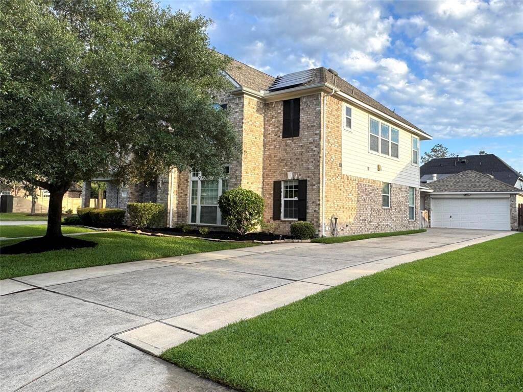 Beautiful 4 Bedroom / 3.5 Bath Home w/oversized 2 Car Detached Garage