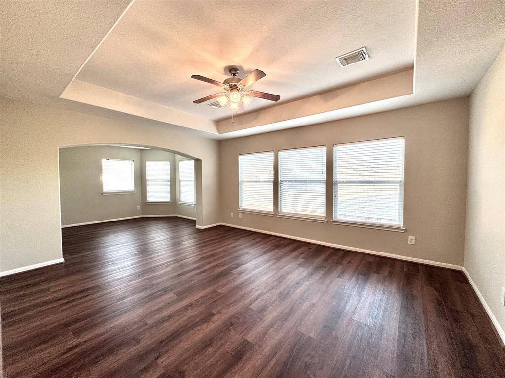 Game Room w/trey ceiling.