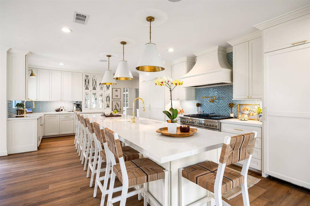 The expansive island offers seating for 8, making it easy to prep, serve, and socialize all in one effortless flow.