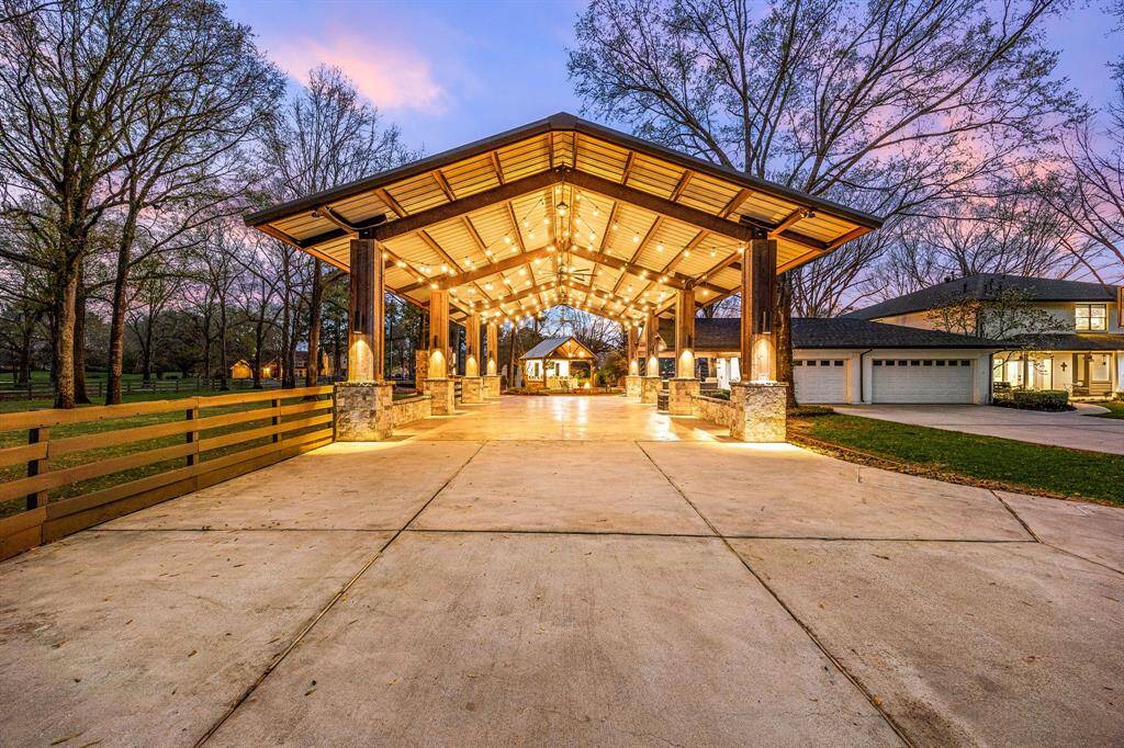 What an amazing space to have a wedding, family reunion or park your RV. Usable space surrounded with a fenced pasture of trees.