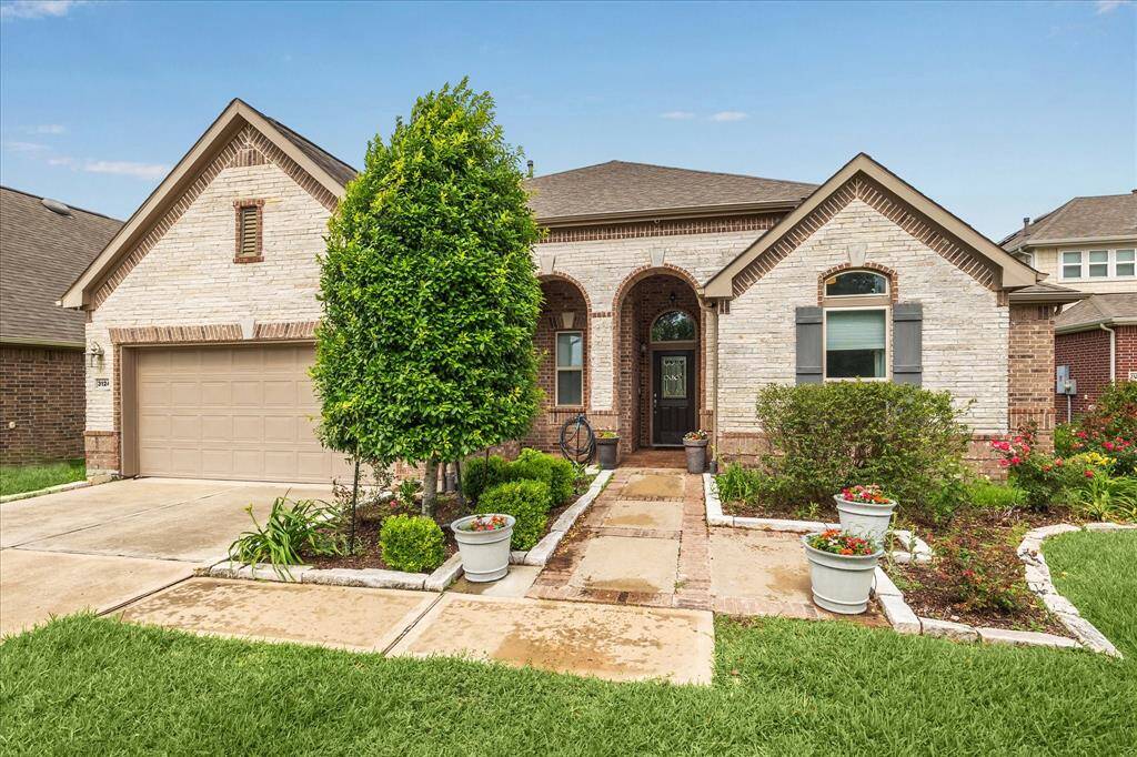 Imagine leasing this beautiful home and having quick access to tons of attractions in Downtown Houston.