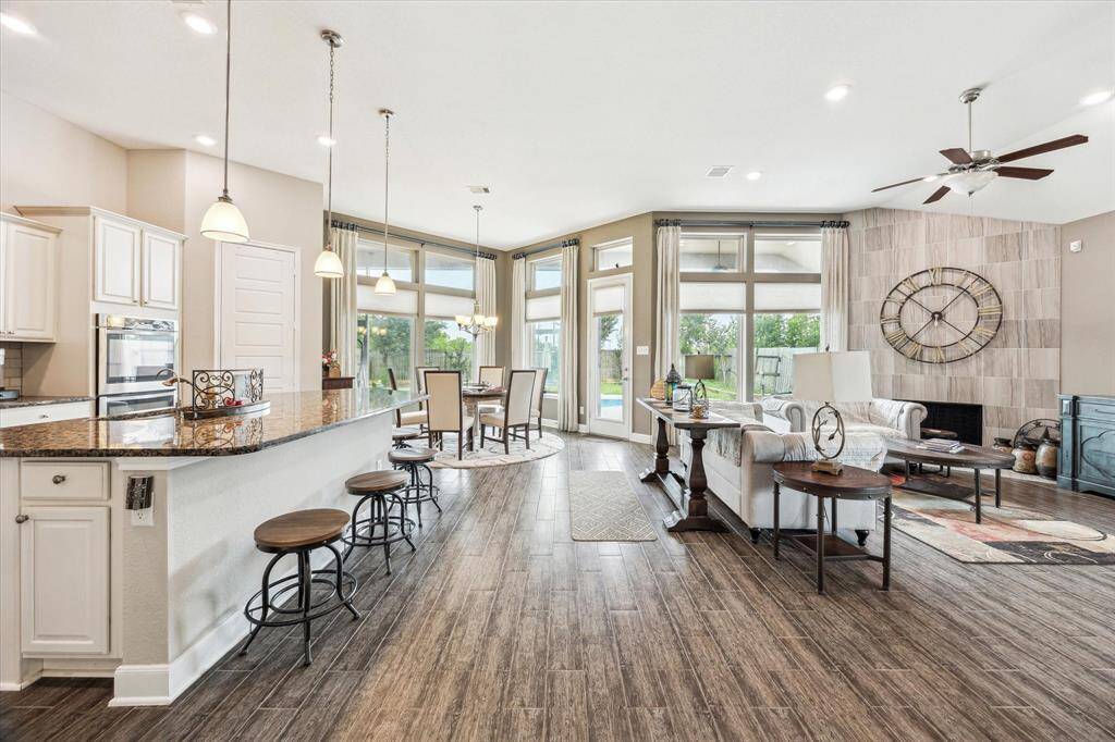 This kitchen is for that perfect Chef to showcase his skills while still entertaining his guests. You can enjoy your favorite drink at the breakfast nook while enjoying the tranquility of the backyard.
