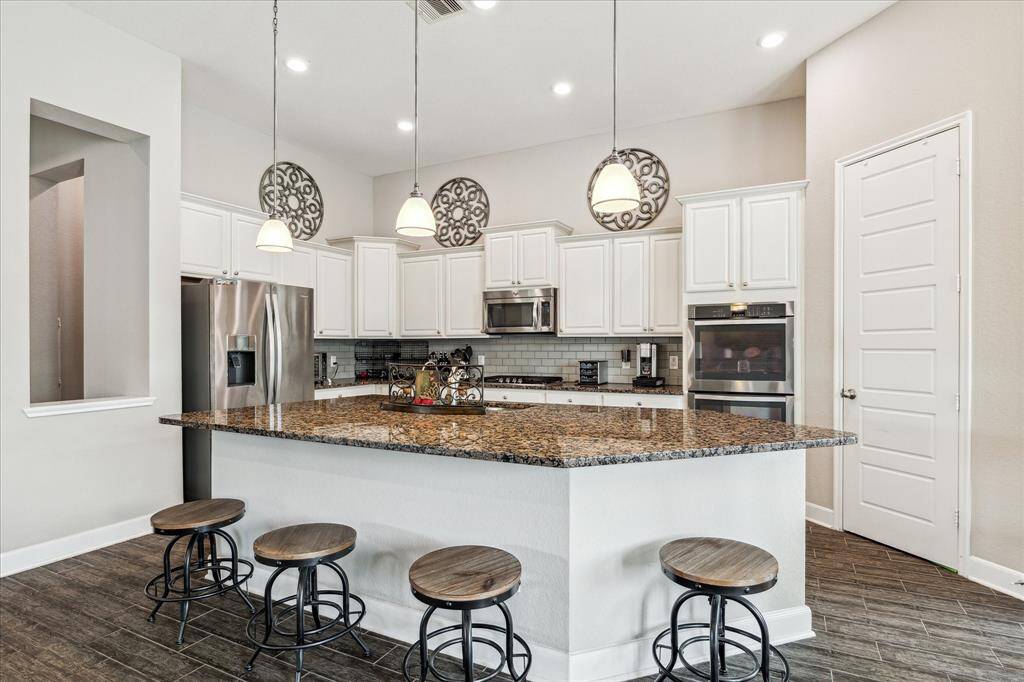 Chef, you have all the space you need for those gourmet dishes.